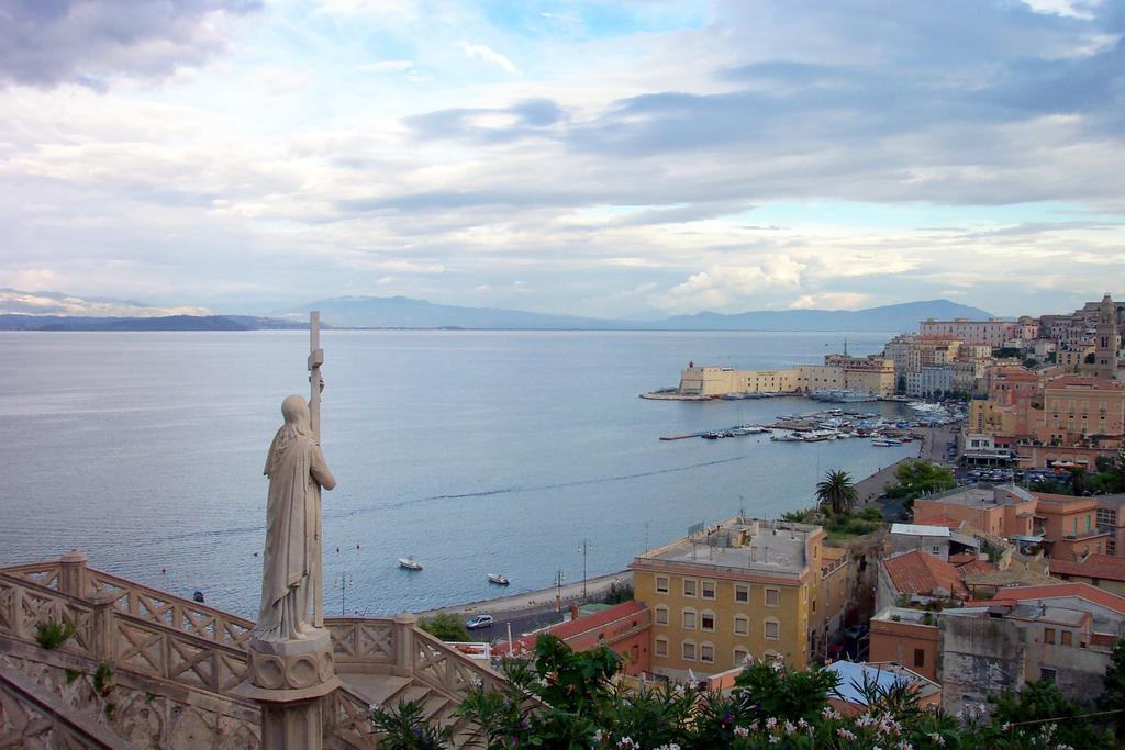 Cento Passi Dal Mare Apartment Gaeta Bagian luar foto
